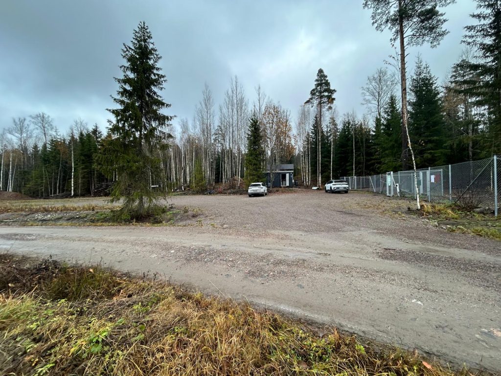 Saapuminen parkkipaikalle Rosbackan koirametsä